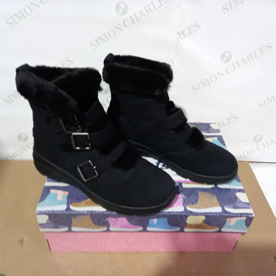 BOXED PAIR OF SKECHERS - SIZE 5.5