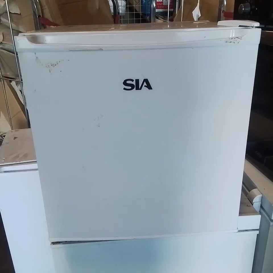 SIA TT01WH TABLE TOP FRIDGE