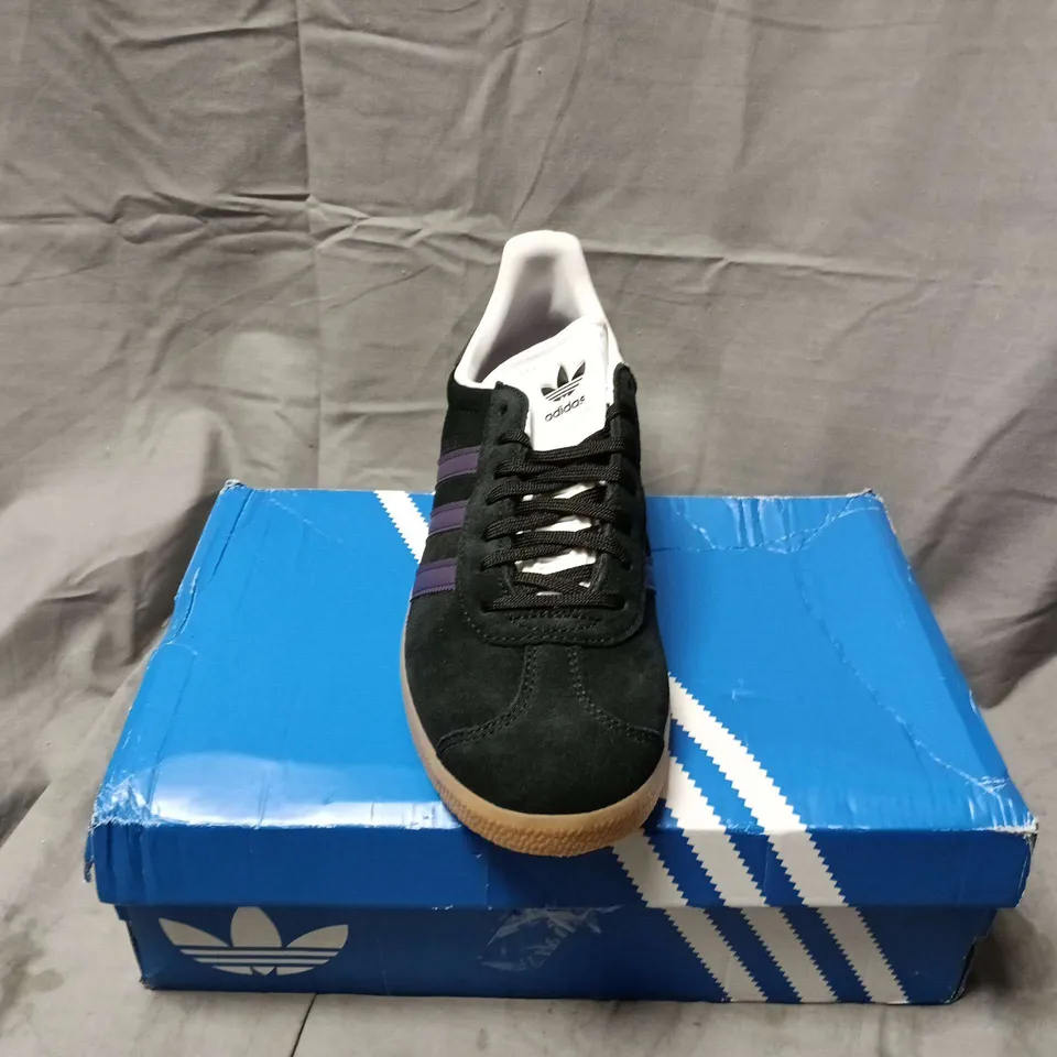 BOXED PAIR OF ADIDAS GAZELLE WOMENS TRAINERS IN BLACK/PURPLE - UK 8