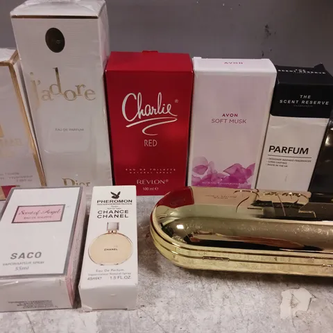 APPROX 10 ASSORTED FRAGRANCES TO INCLUDE CHARLIE RED, AVON SOFT MUSK, THE SCENT RESERVE, ETC 