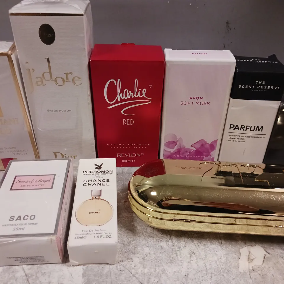 APPROX 10 ASSORTED FRAGRANCES TO INCLUDE CHARLIE RED, AVON SOFT MUSK, THE SCENT RESERVE, ETC 