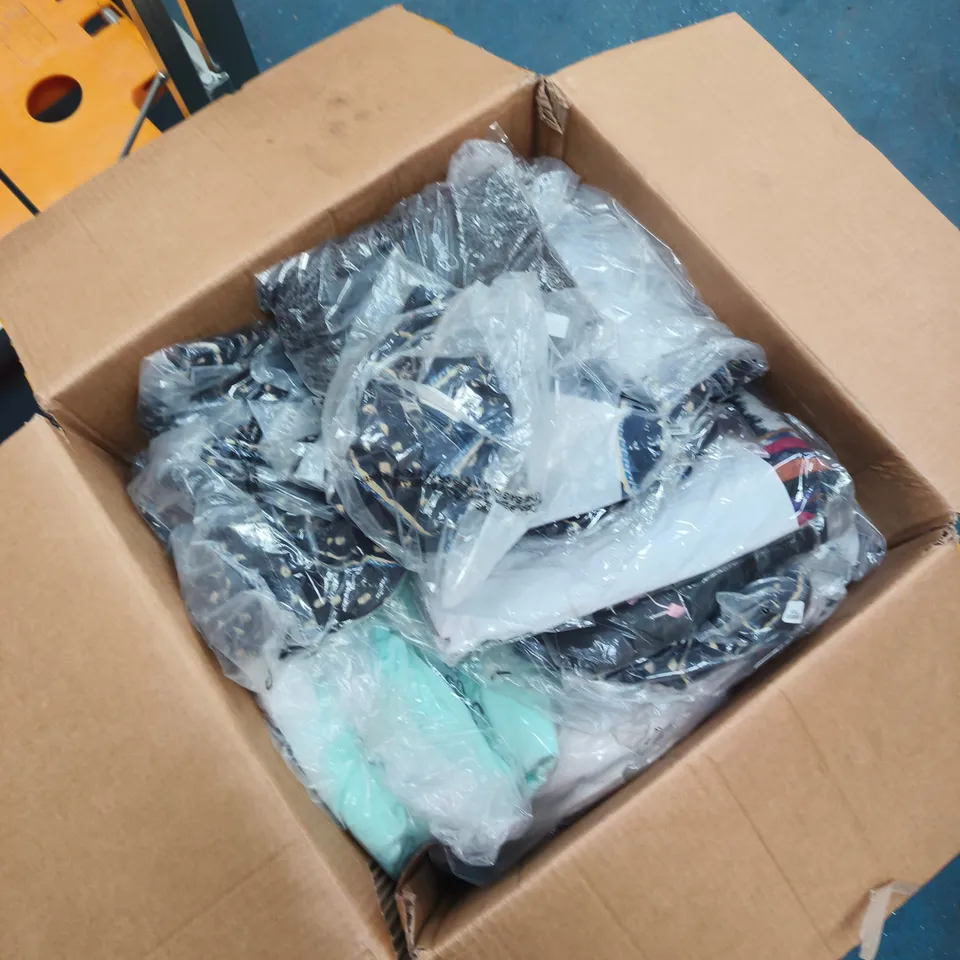BOX OF APPROXIMATELY 35 ASSORTED CLOTHING ITEMS TO INCLUDE: MUDFLOWER JUMPER 