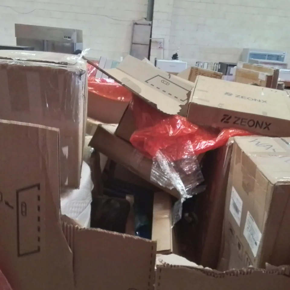 PALLET OF ASSORTED HOUSEHOLD GOODS AND PRODUCTS TO INCLUDE;ELECTRIC GRILL,CHRISTMAS TREE,MAKEUP MIRROR 