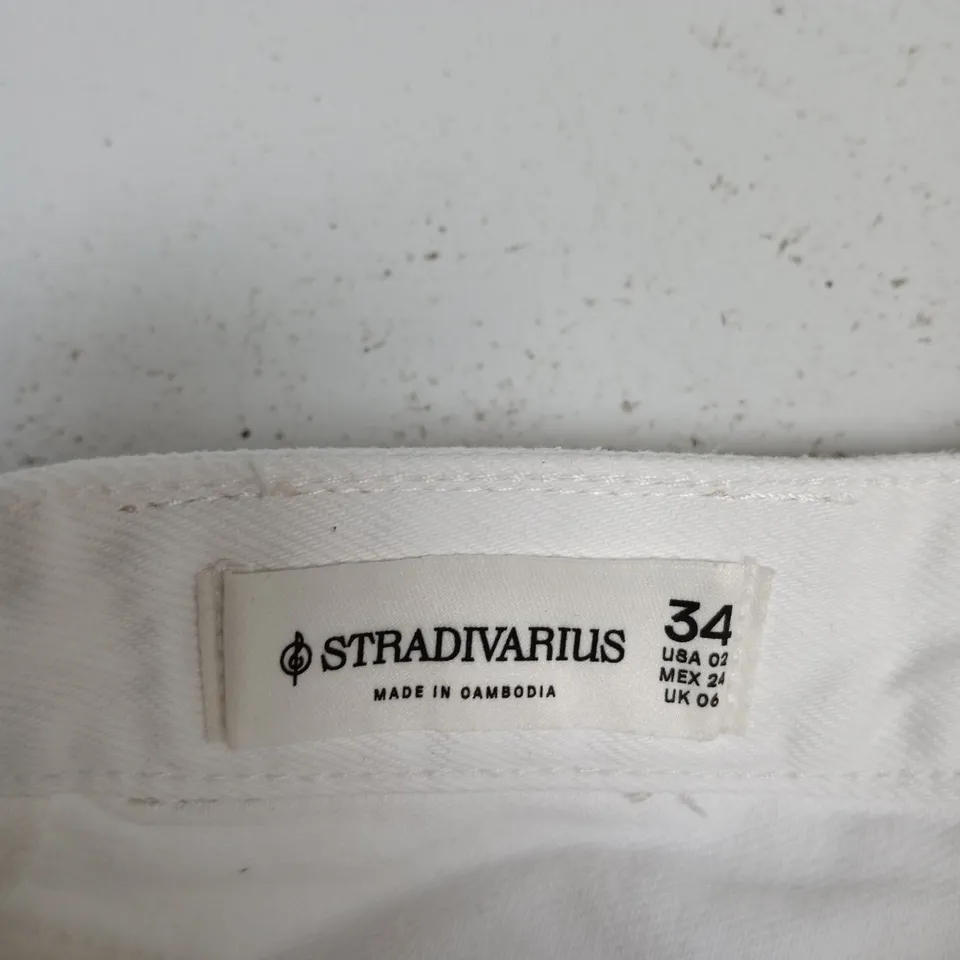 STRADIVARIUS WHITE DISTRESSED DENIM SHORTS – HIGH RISE, UK 6 (EU 34, US 2, MX 24)