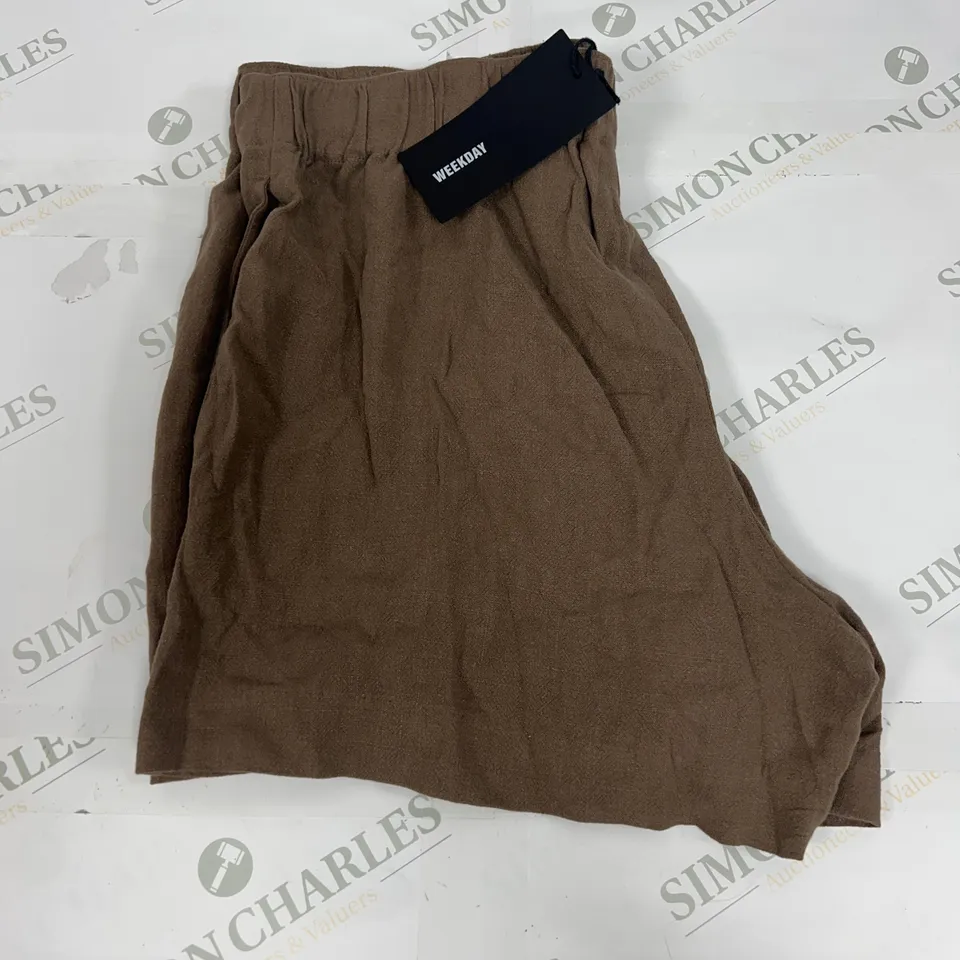 WEEKDAY AVA LINEN MIX SHORTS IN BROWN SIZE 14