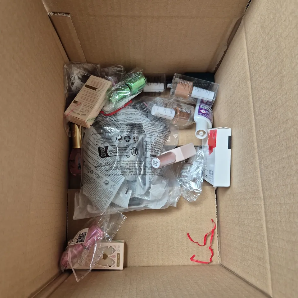 APPROXIMATELY 20 BOTTLES OF NAIL VARNISH TO INCLUDE MYLEE, ESSIE AND LIGHTS LACQUER