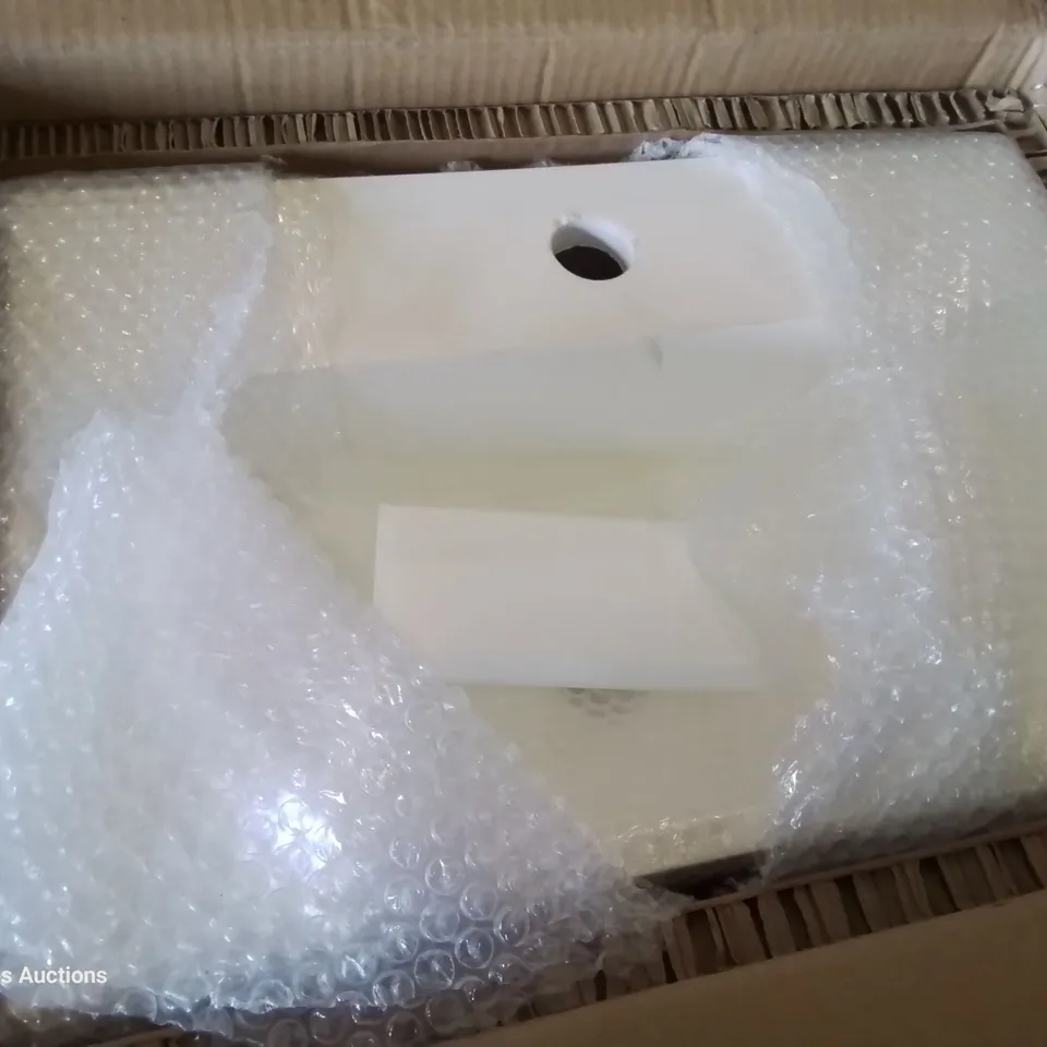 PALLET OF ASSORTED BATHROOM ITEMS, INCLUDING 5 ×  VANITY BASINS, BASIN CABINET & 17 TAPS 