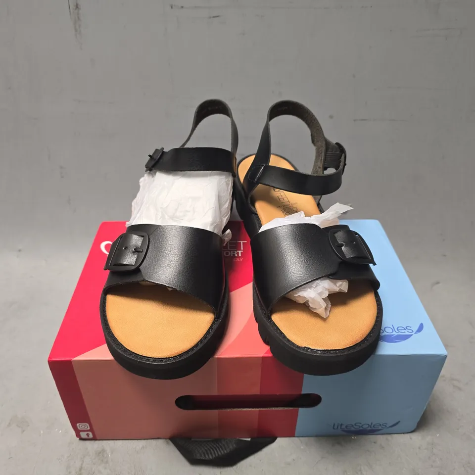 BOXED PAIR OF HEAVENLY FEET TRUDY OPEN TOE SANDALS IN BLACK - UK 7