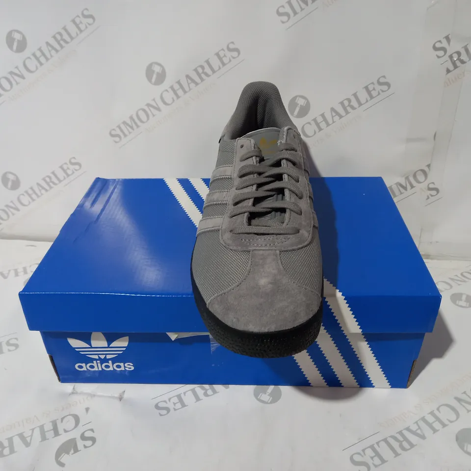 NIKE GAZELLE GREY SIZE 8
