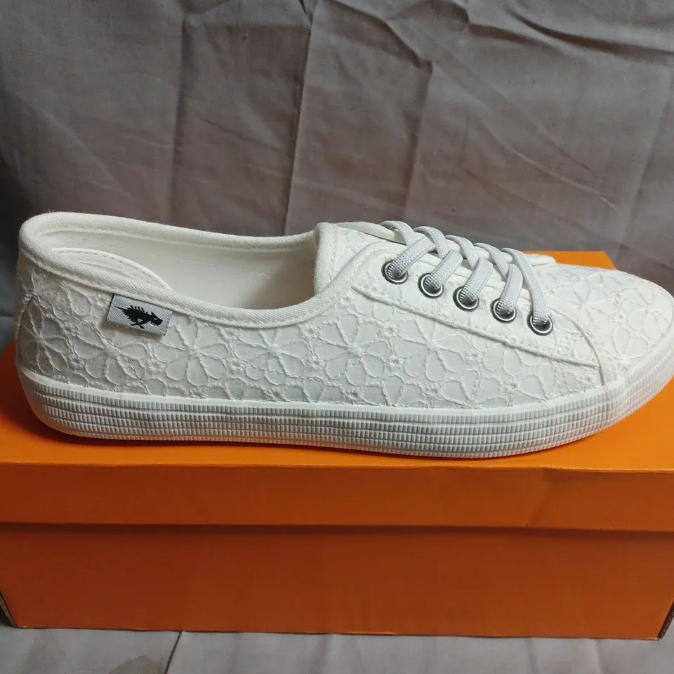 BOXED PAIR OF Rocket Dog Chow Chow Elsie Eyelet Cotton Women's Sneakers -UK 5 