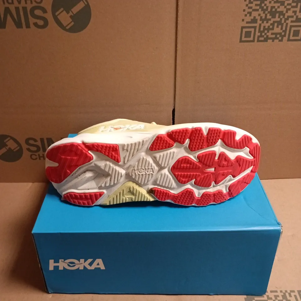 BOXED PAIR OF HOKA ARAHI 8 STABILITY RUNNING TRAINERS - 8