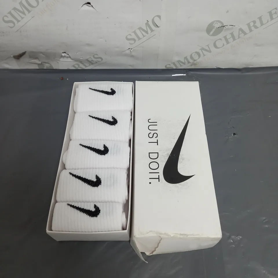 BOXED NIKE CREW SOCKS - X5 - SIZE UNSPECIFIED - WHITE