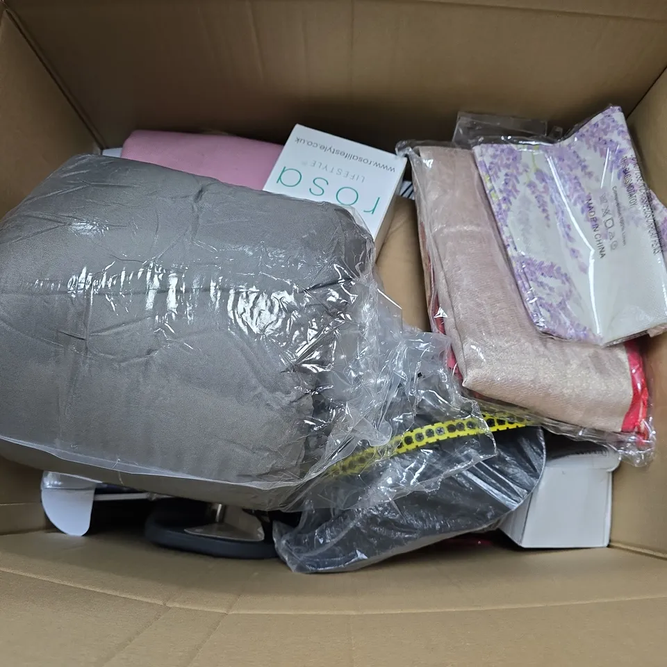 BOX OF APPROXIMATELY 12 ASSORTED ITEMS TO INCLUDE - MAKE & CREATE FRAME , UNISPACE HEALTH EXAMINATION GLOVES ETC