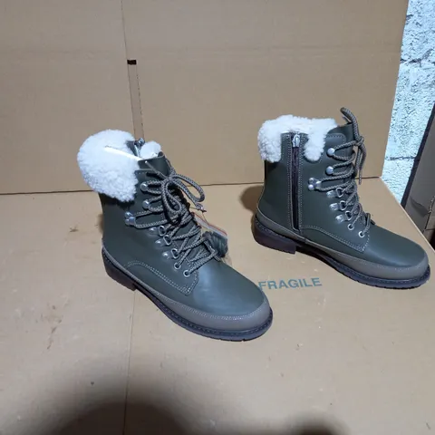 EMU AUSTRALIA OKAB DARK OLIVE BOOT SIZE 5 