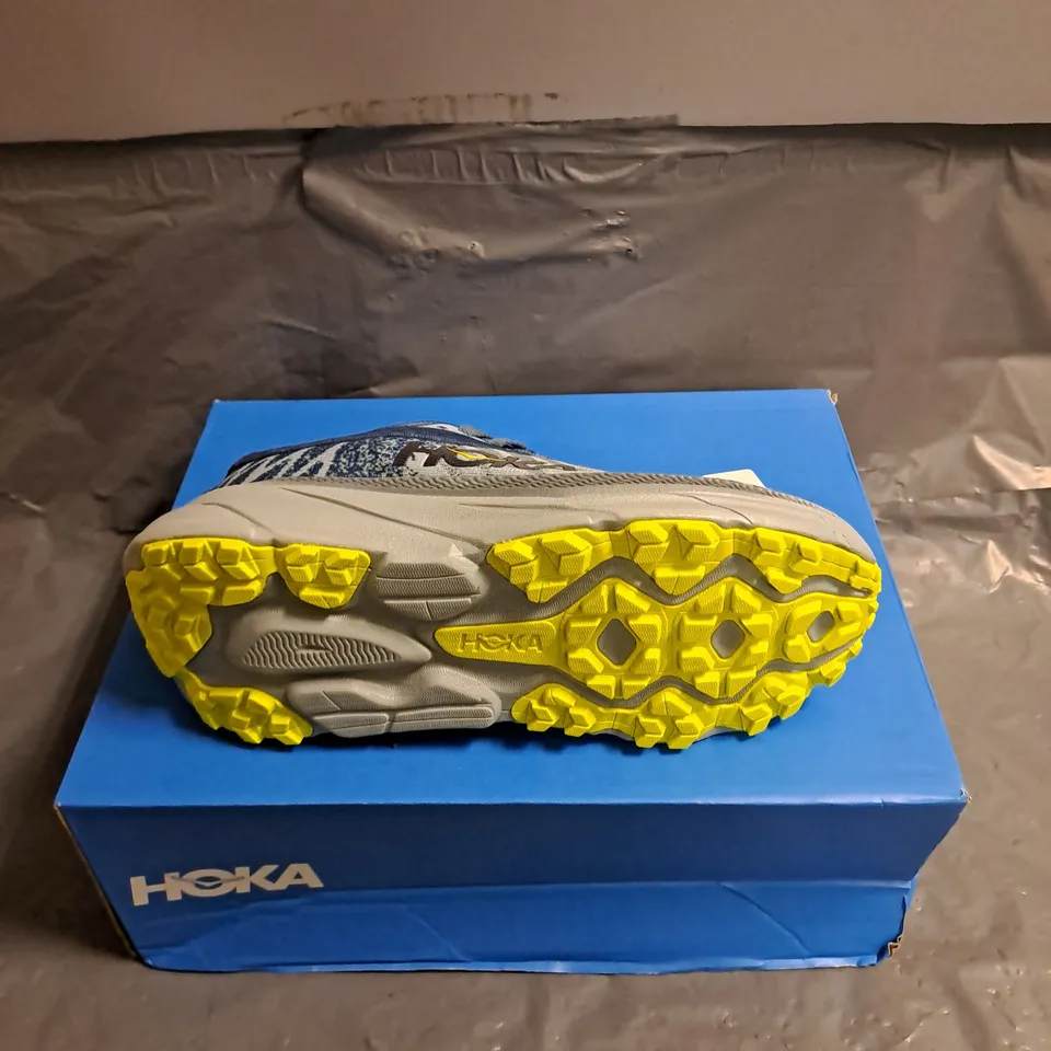 BOXED PAIR OF HOKA CHALLENGER ATR 7 TRAINERS IN BLUE/GREY SIZE UK 5