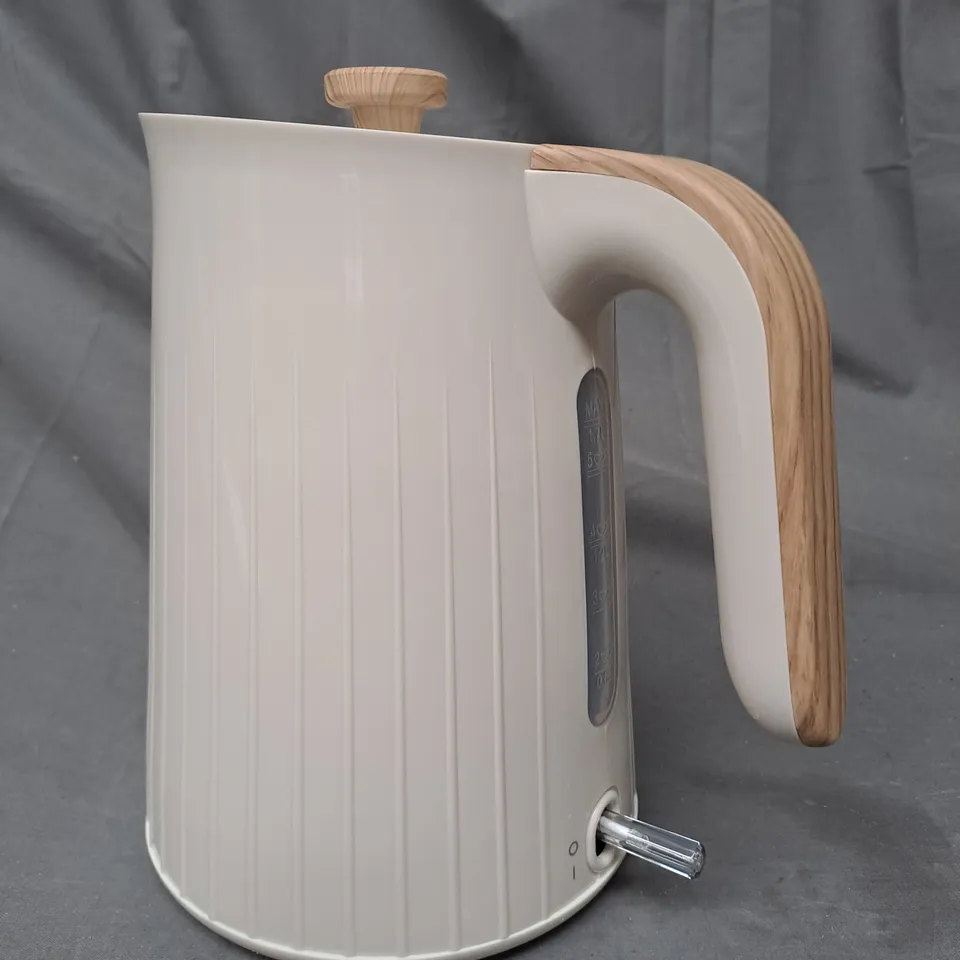 BOXED FAST BOIL CREAM & WOOD EFFECT KETTLE