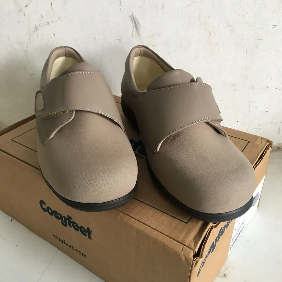 BOXED PAIR OF SIZE 7 COSYFEET FOOTWEAR 