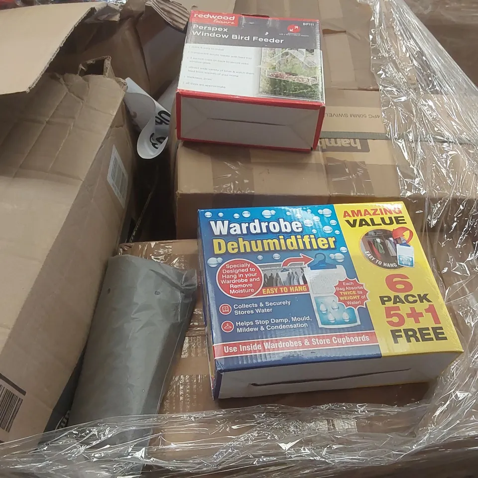 PALLET TO CONTAINING A VERY LARGE QUANTITY OF ASSORTED ITEMS INCLUDING: WARDROBE DEHUMIDIFIER, WINDOW BIRD FEEDERS, WATERPROOF PICNIC RUGS ECT
