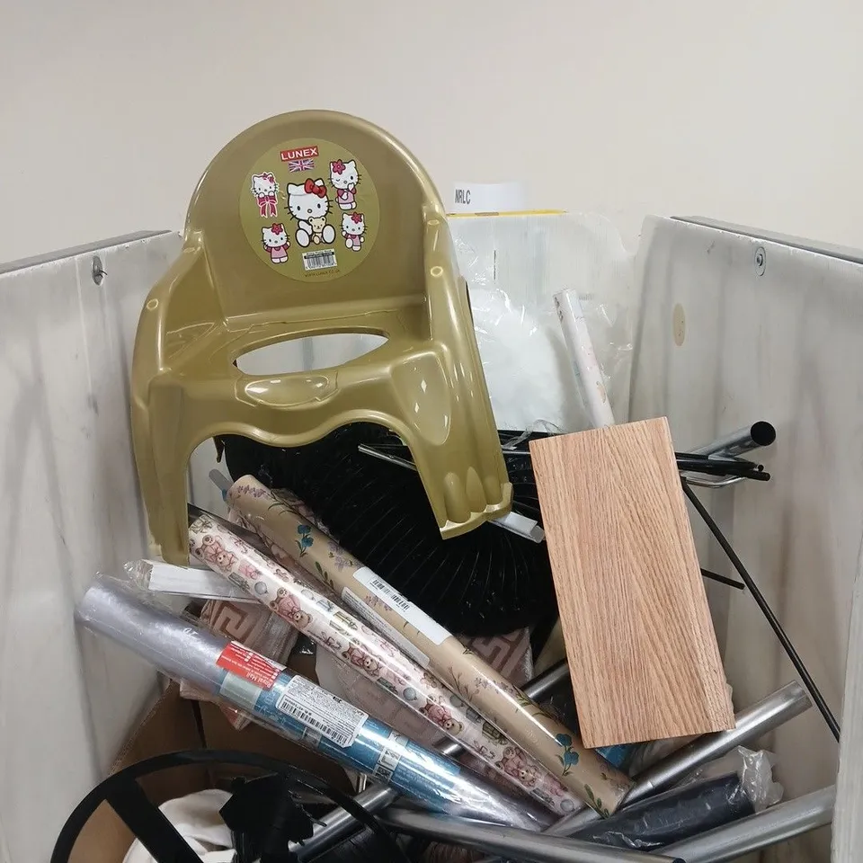 CAGE TO CONTAIN APPROXIMATELY 25 ASSORTED HOUSEHOLD ITEMS TO INCLUDE LUNEX HELLO KITTY BABY POTTY SEAT, KNIFE BLOCK ETC
