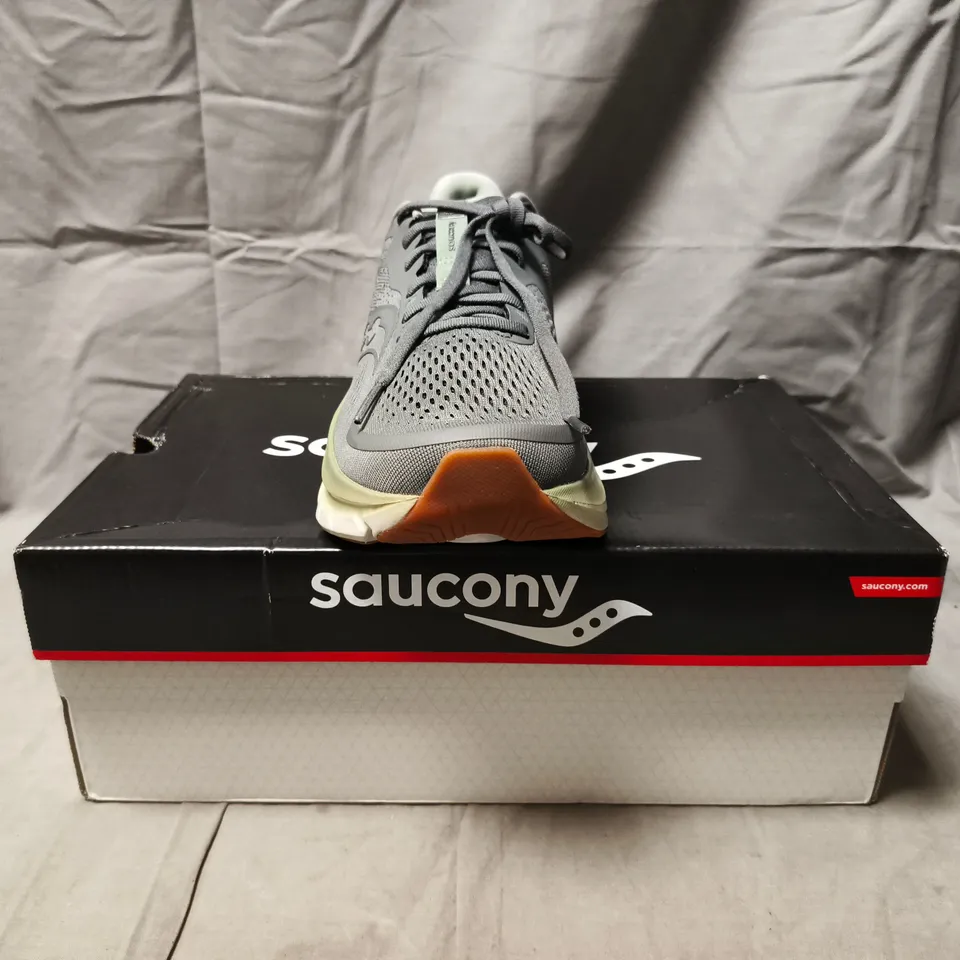 BOXED PAIR OF SAUCONY GUIDE 18 SHOES IN CARBON/ICEBERG SIZE UK 8