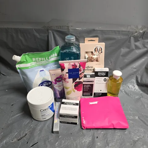 APPROXIMATEY 20 ASSORTED HEALTH AND BEAUTY PRODUCTS TO INCLUDE - KITSCH HEATLESS CURLERS - THE INKEY LIST BRIGHTEN-I EYE CREAM - ESTRID RAZOR - ETC