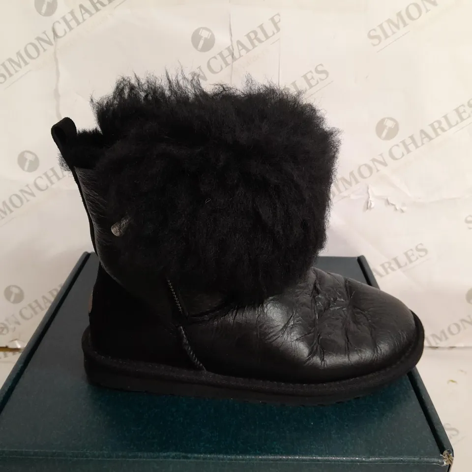BOXED PAIR OF EMU TEDDY WURREN BOOTS IN BLACK - UK SIZE 6