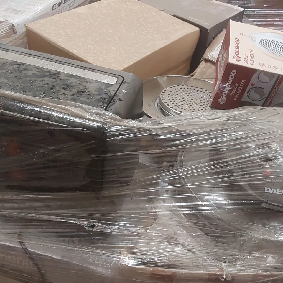 PALLET CONTAINING A VERY LARGE QUANTITY OF ASSORTED ELECTRIC ITEMS INCLUDING: DAEWOO 2000W CONVECTOR HEATER, FAN HEATER, AIRFRYER ECT