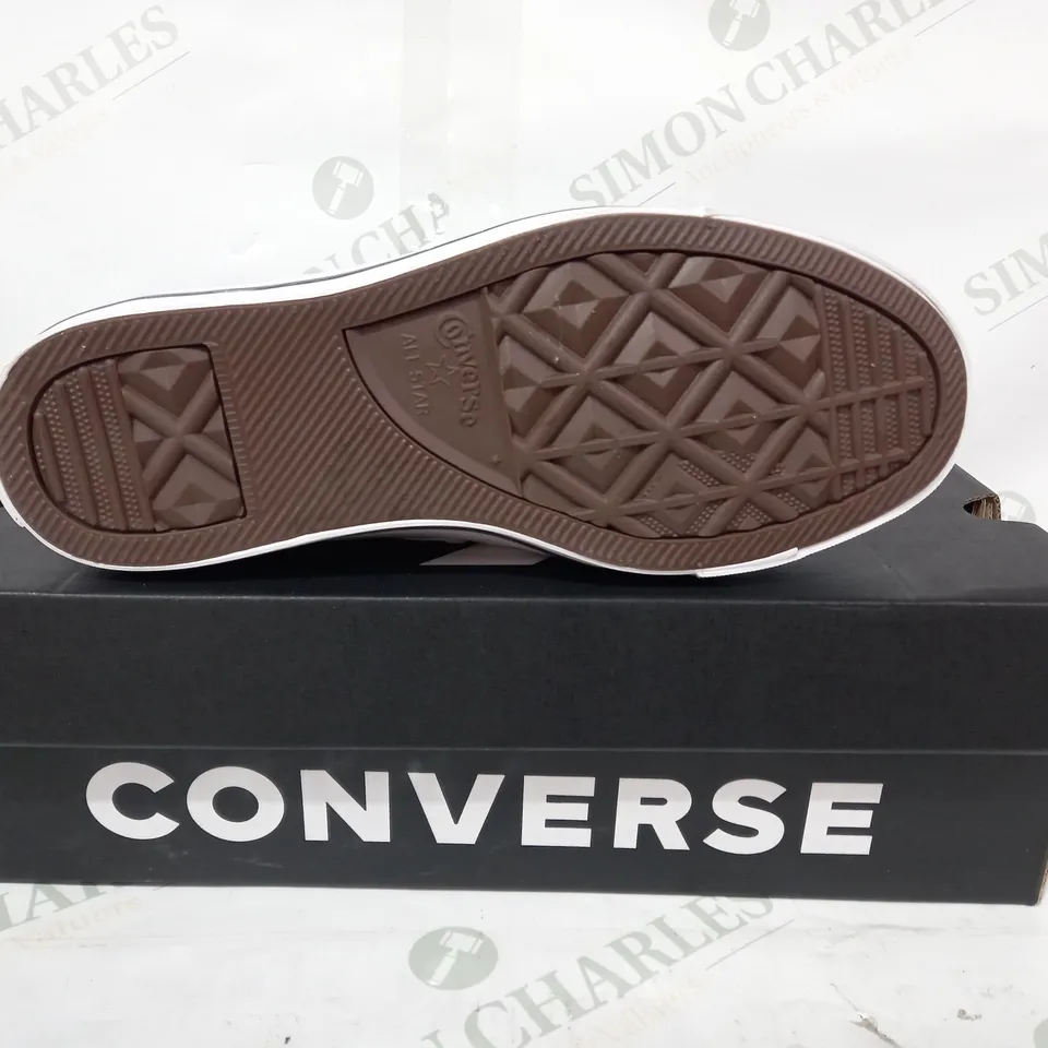BOXED PAIR OF CONVERSE CANVAS SHOES IN WHITE UK SIZE 5
