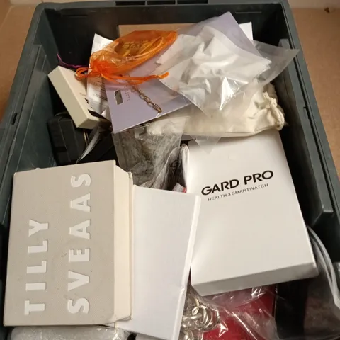 APPROXIMATELY 10 ASSORTED JEWELLERY ITEMS TO INCLUDE - NECKLACE ,WATCH , EARRINGS ETC