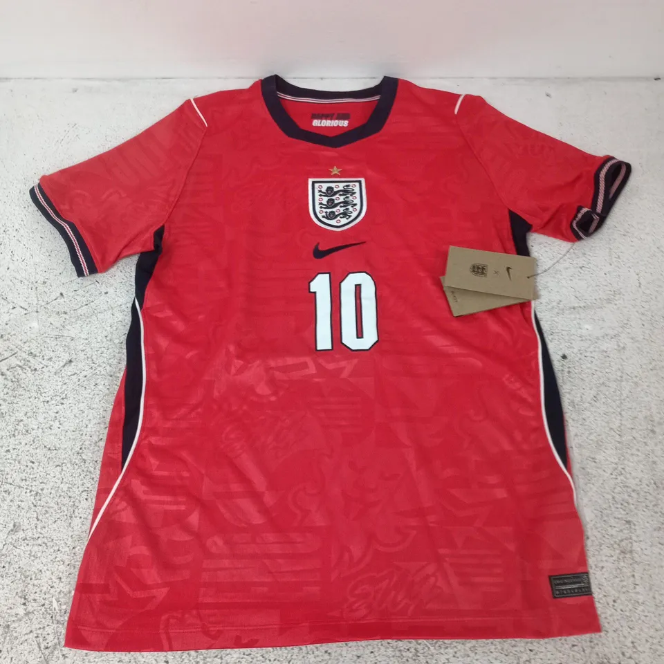 ENGLAND KIDS FOOTBALL SHIRT IN RED WITH BELLINGHAM ON REAR - KIDS XL