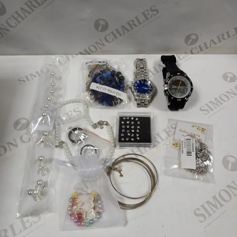 BOX OF APPROXIMATELY 20 ASSORTED JEWELLERY ITEMS IN VARIOUS DESIGNS TO INCLUDE STUD EARRINGS, GOLD EFFECT BRACELET, RUBBER BAND WATCH ETC