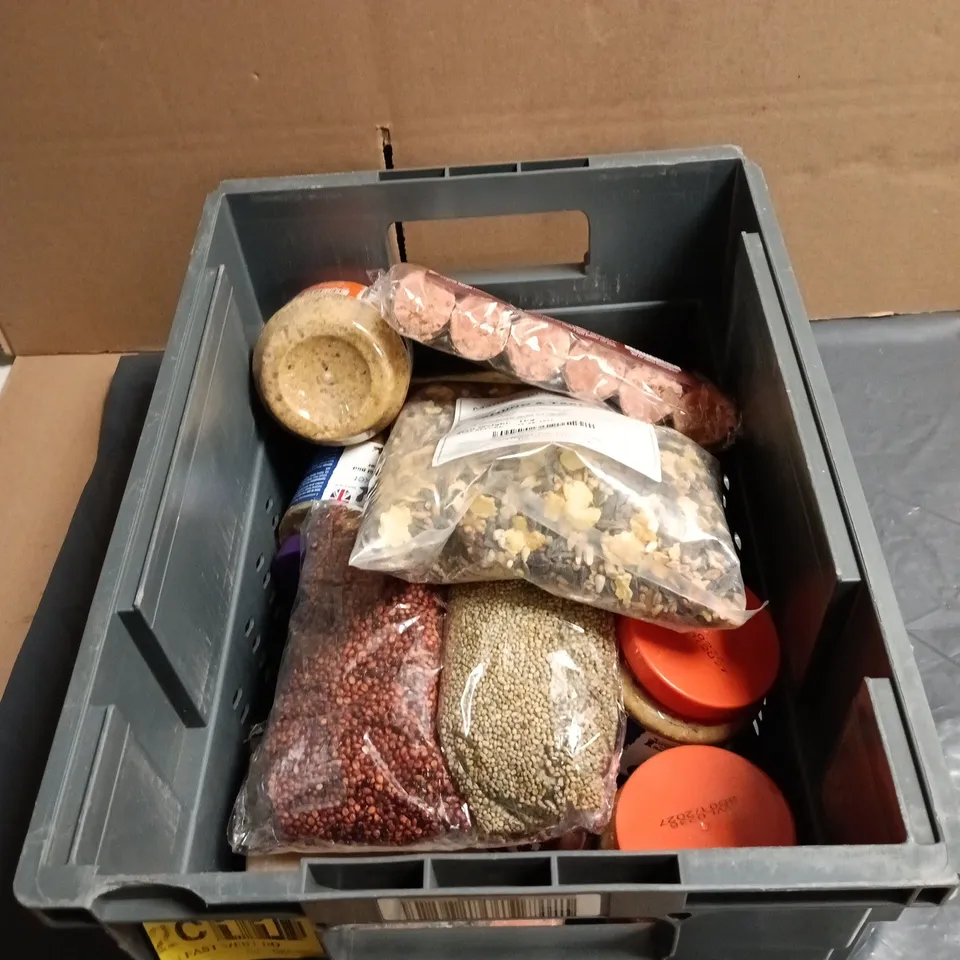 TOTE OF APPROXIMATELY 10 ASSORTED BIRD FEED PRODUCTS TO INCLUDE SUET LOGS, GROUND AND TABLE MIX, NUT PECKER ETC