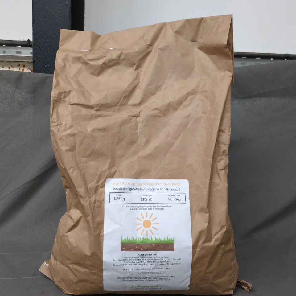 SIGNATURE SPRING & SUMMER LAWN FEED – 6.75 KG, COVERS UP TO 225 M2