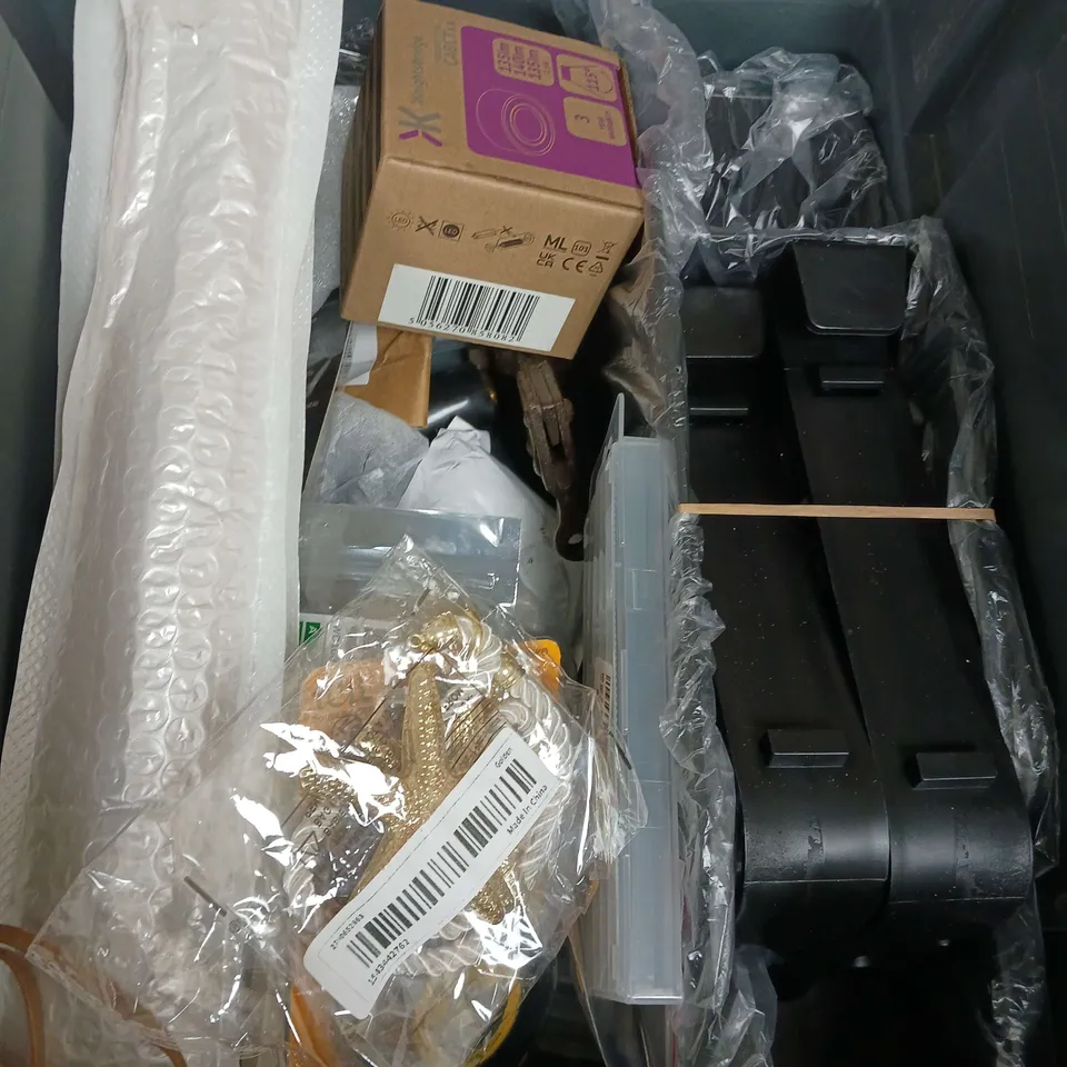 APPROXIMATELY 15 ASSORTED HOUSEHOLD ITEMS TO INCLUDE - GLASS COASTERS - DRILL BITS - AIR UP PODS & STRAP - ETC - COLLECTION ONLY