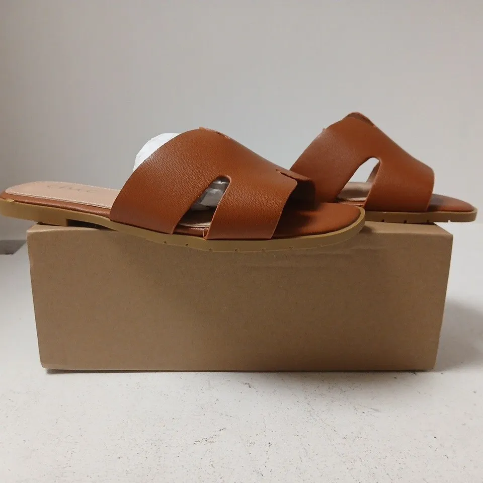 BOXED PAIR OF CHIC OPEN TOE FLAT SANDALS IN DEEP TAN SIZE UK 5