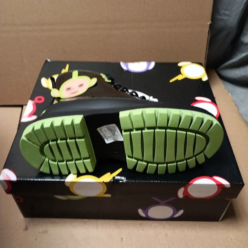 BOXED PAIR OF KOI TUBBYTRONIC KIDZ DIPSY HEAD BOOTS - KIDS UK SIZE 1