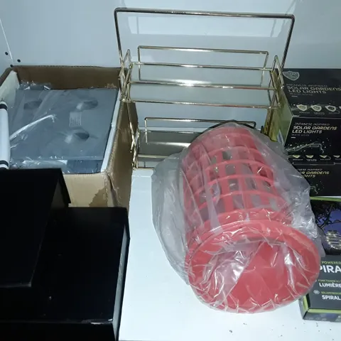 LOT OF 8 ASSORTED HOUSEHOLD ITEMS TO INCLUDE SOLAR LIGHTS, LEATHER CARE KIT AND STRUTTURA WOODEN FLOOR LAMP AND SHADE