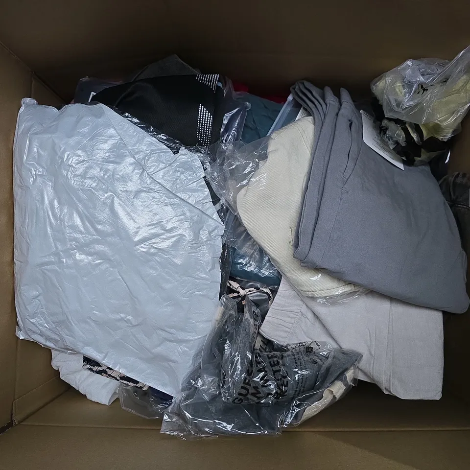 APPROXIMATELY 35 ASSORTED CLOTHING ITEMS IN VARIOUS SIZES, STYLES & COLOURS TO INCLUDE TOPS, TROUSERS, SWEATERS, ETC - COLLECTION ONLY