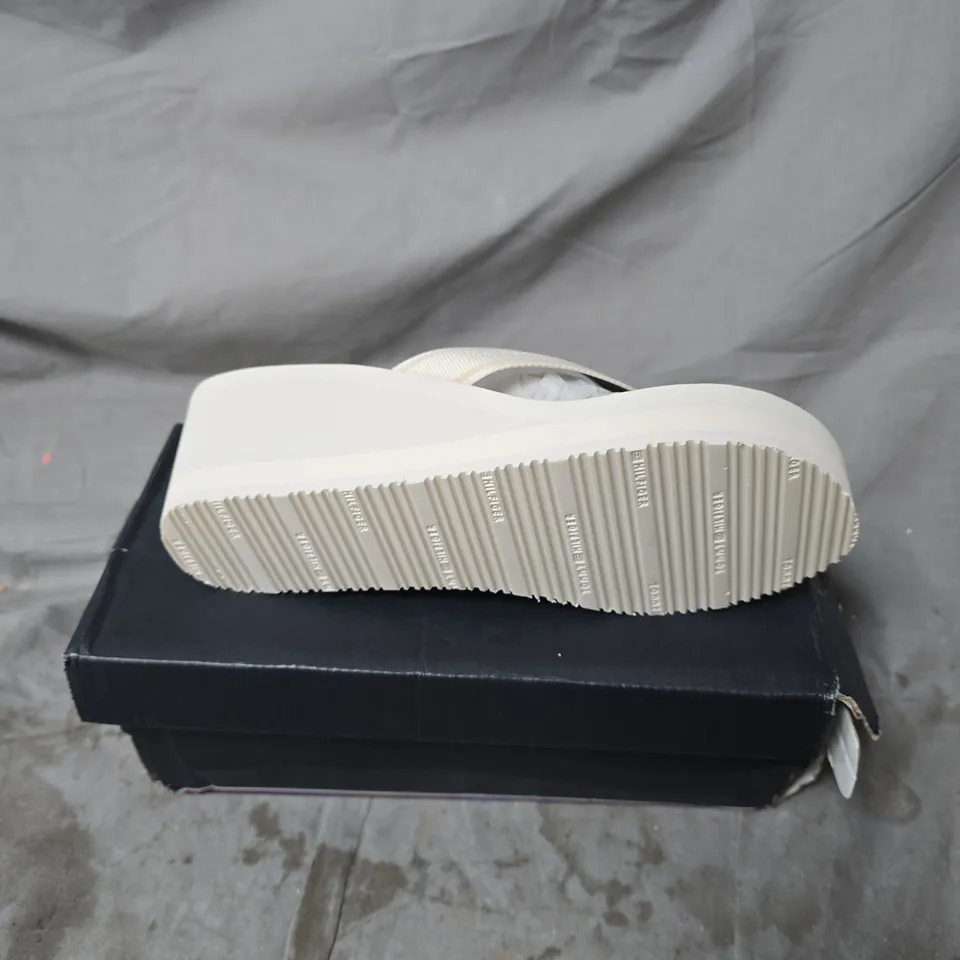 TOMMY HILFIGER WHITE PLATFORM SANDALS – WOMEN'S THONG FLIP-FLOPS SIZE 7