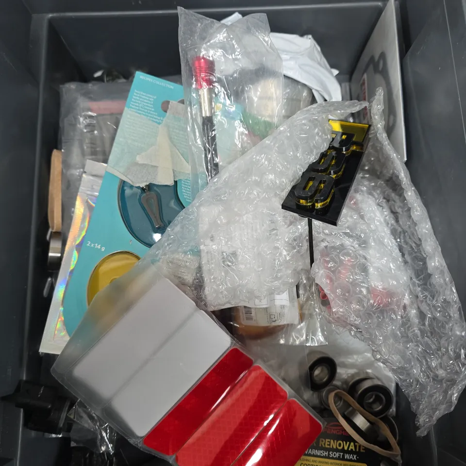 APPROXIMATELY 15 ASSORTED VEHICLE PARTS/ACCESSORIES TO INCLUDE SOFT WAX, RS6 BADGE, TYRE MARKER ETC 