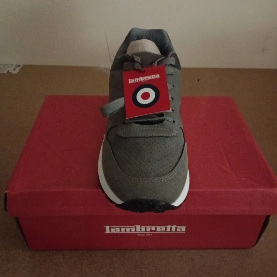 BOXED PAIR OF IAMBRETTA ECHO 2 TRAINERS IN GREY - UK 10