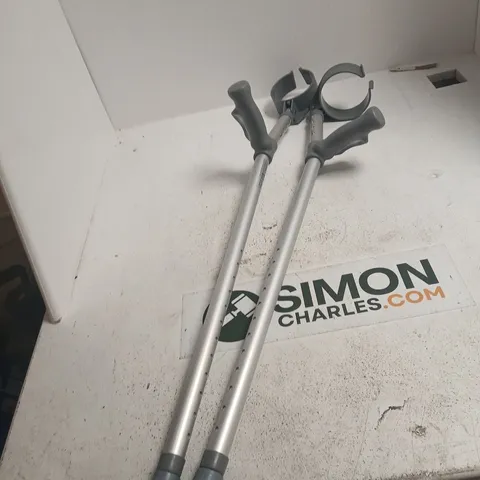 2X CRUTCHES 
