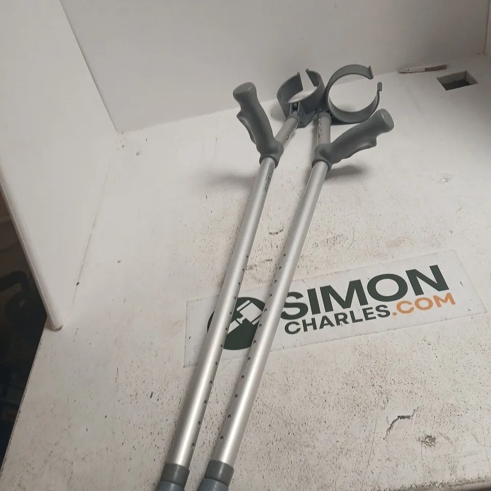 2X CRUTCHES