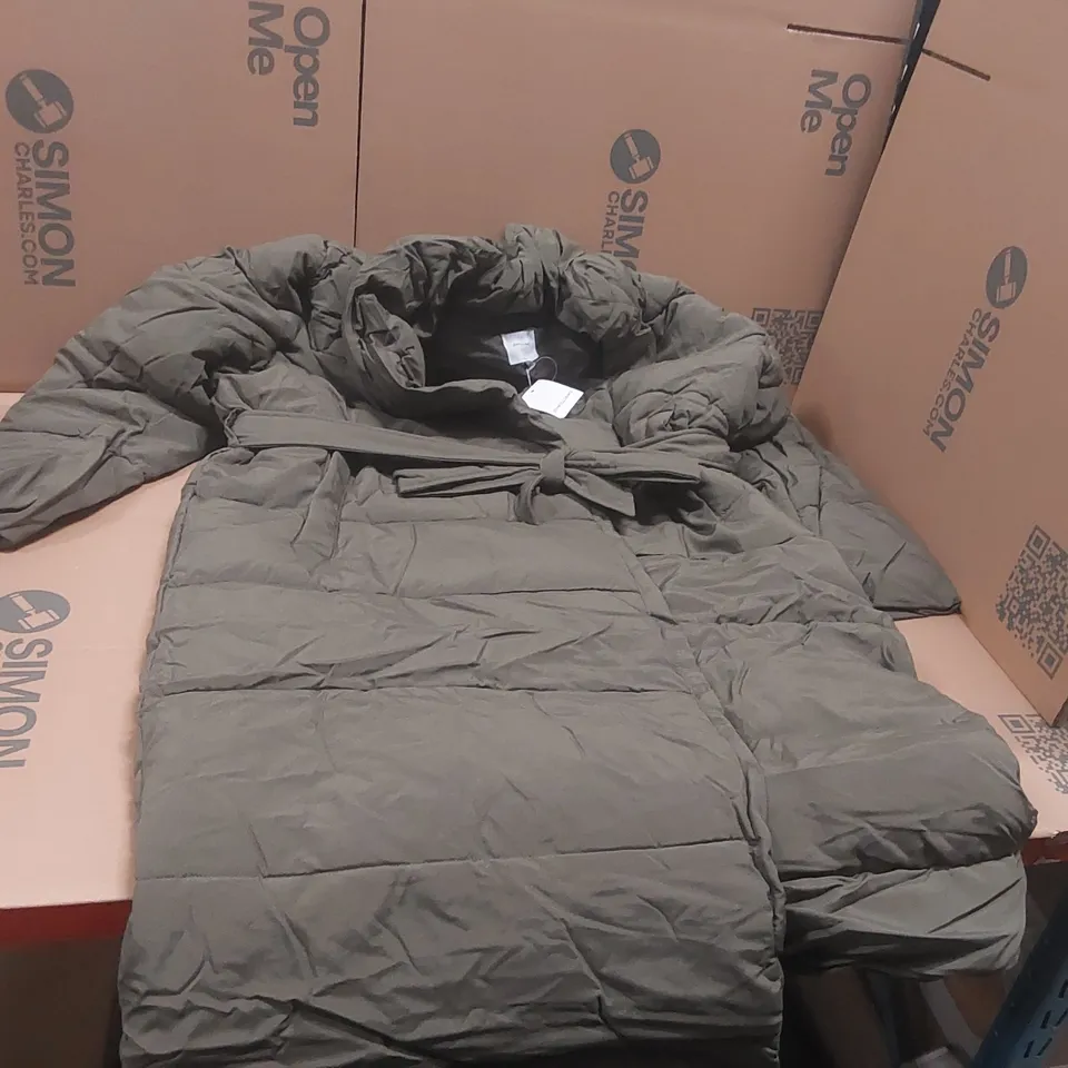 BOX CONTAINING APPROXIMATELY 2x BRAND NEW JD WILLIAMS GREEN PADDED COATS - SIZE 18
