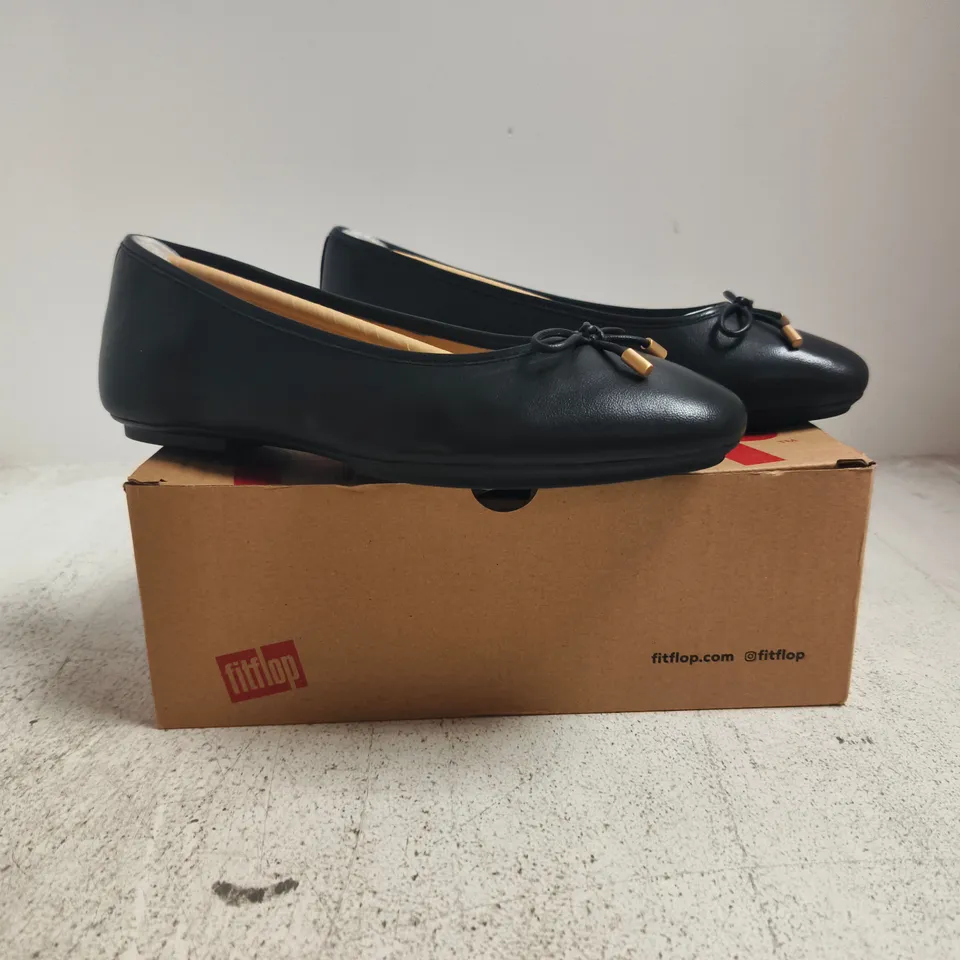 BOXED PAIR OF FITFLOP DELICATO BOW SOFT LEATHER BALLET FLATS IN BLACK SIZE UK 4.5