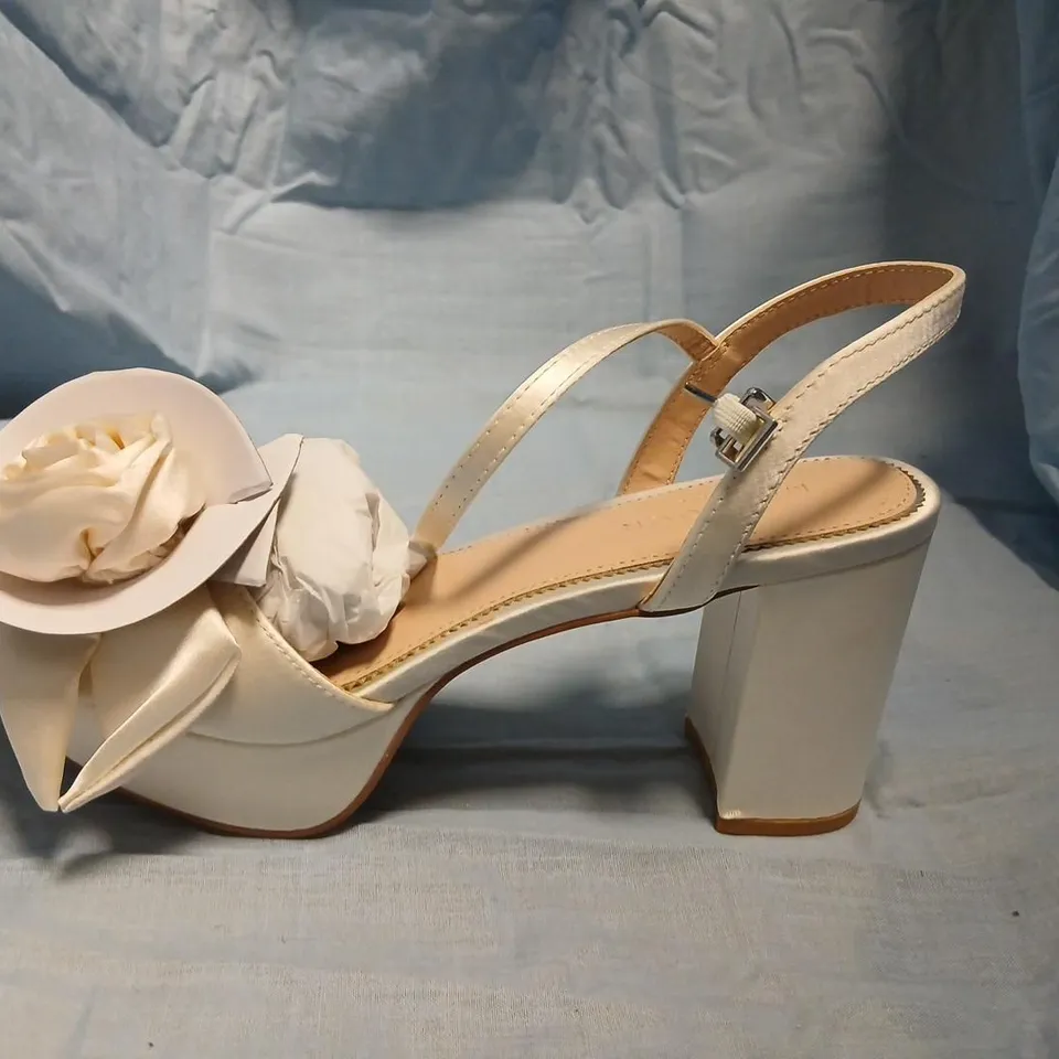 MONSOON WOMEN'S IVORY SANDALS WITH FLORAL FRONT, UK 6 (EU 39)