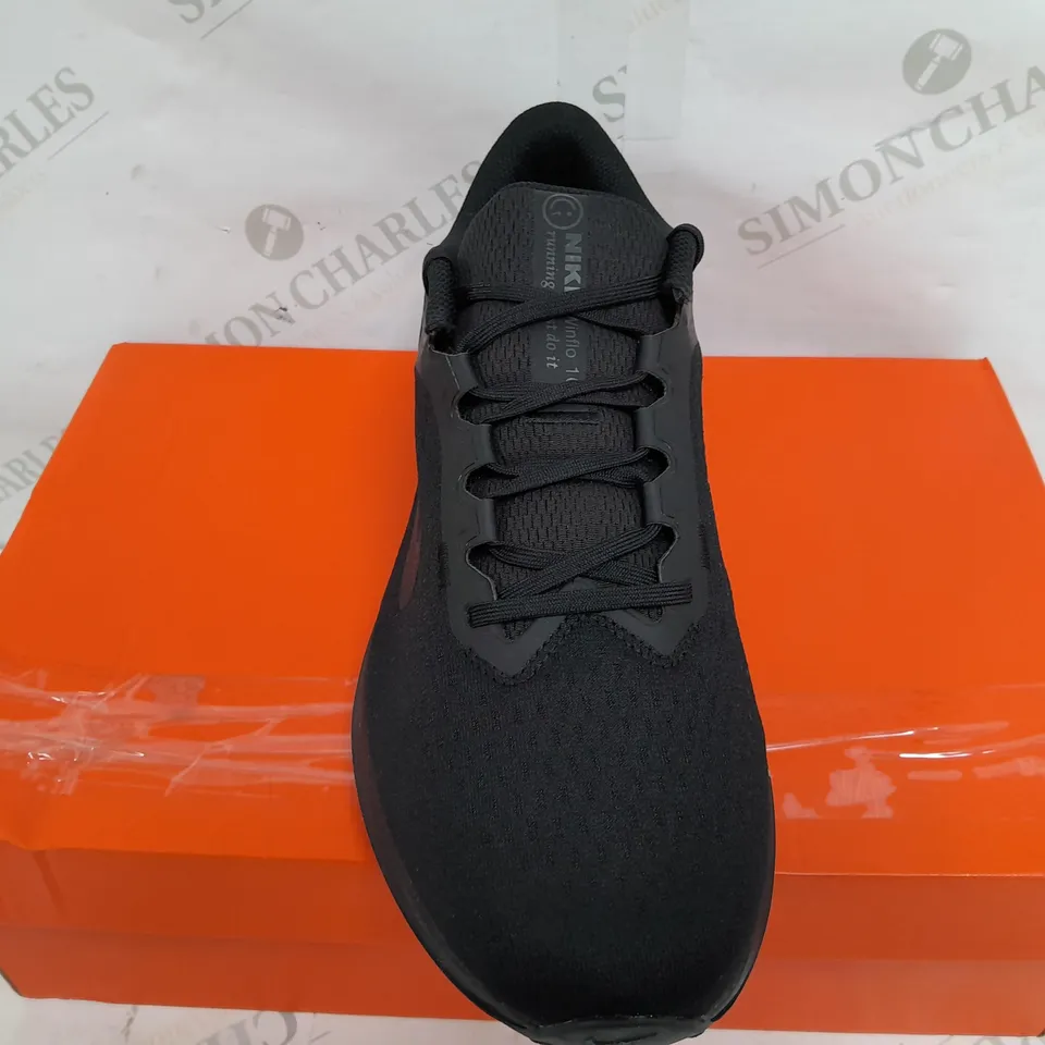 BOXED PAIR OF NIKE AIR WINFLO 10 TRAINERS IN BLACK - UK 11