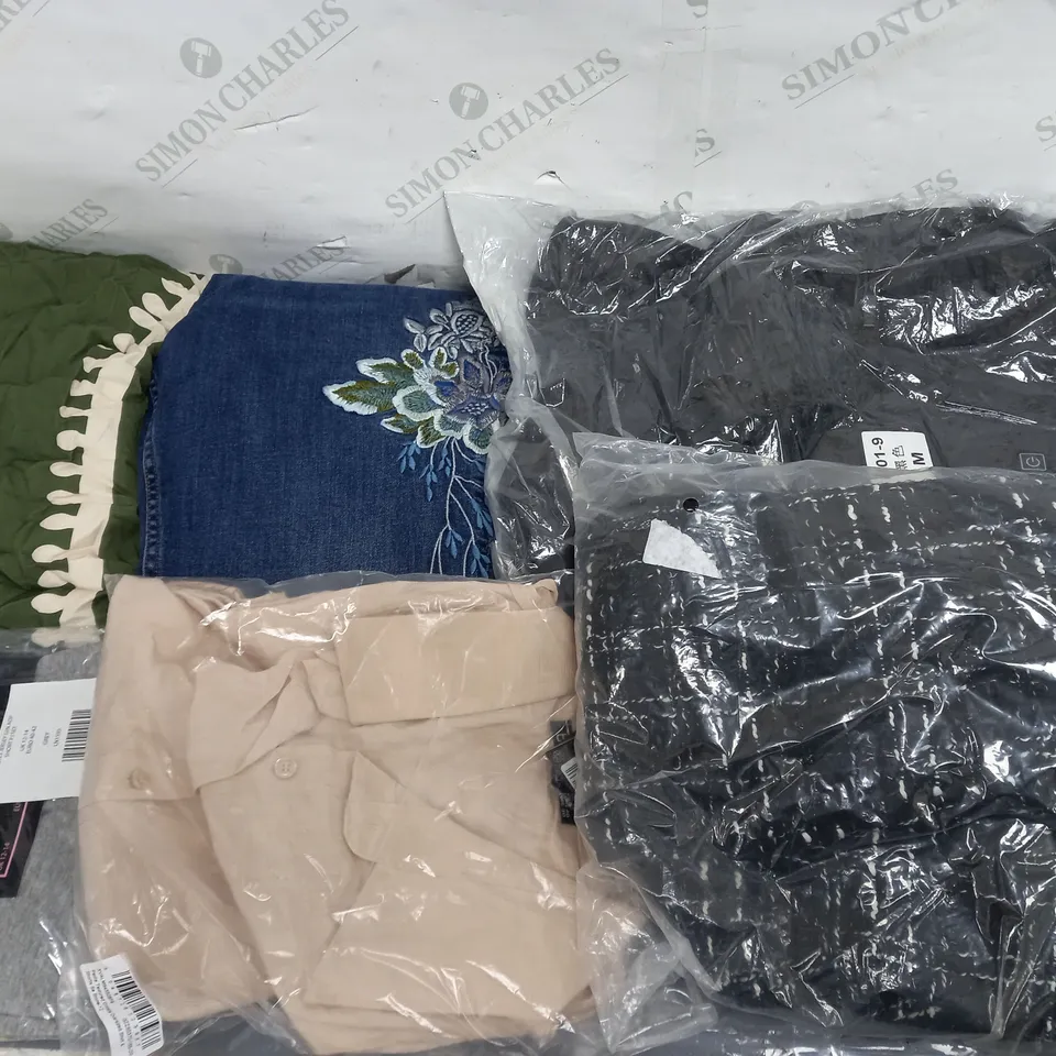 LARGE QAUNTIITY OF ASSORTED CLOTHING ITEMS TO INCLUDE DRESSES, JEANS, SHIRTS, ETC