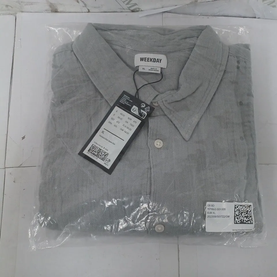 WEEKDAY OVERSIZED SHORT SLEEVE SHIRT IN GREY - XL