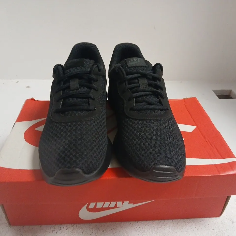 BOXED PAIR OF NIKE TANJUN RUNNING SHOES – UK SIZE 7